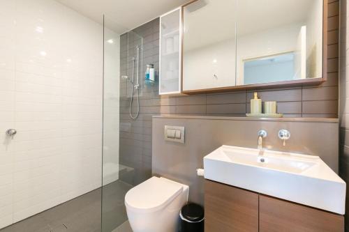 Ένα μπάνιο στο Waterview 2 bedder, very quiet! Near Olympic Park