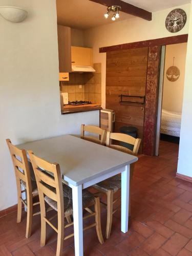une cuisine et une salle à manger avec une table et des chaises dans l'établissement Chambre Thym Mas Bel Esperance, à Saint-André-dʼOlérargues