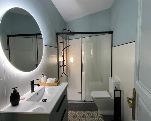 La Llave de la Corredera في قرطبة: حمام مع حوض و مرآة و مرحاض