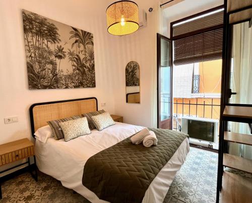 La Llave de la Corredera في قرطبة: غرفة نوم بها سرير كبير في الغرفة