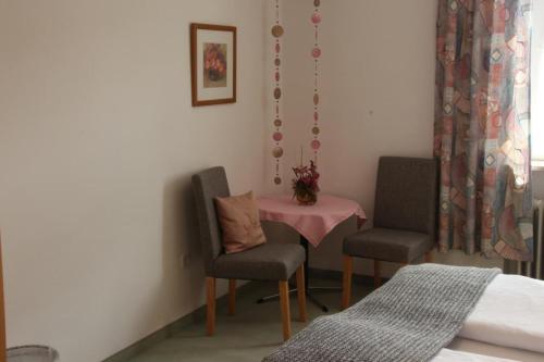 Zandt的住宿－Ferienwohnung bis 6 Pers 1OG，一间设有两把椅子、一张桌子和一张床的房间