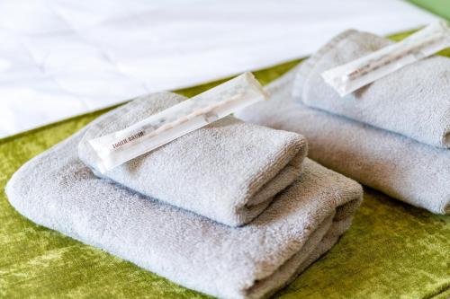 uma pilha de toalhas sentadas em cima de uma cama em Satorie Beppu - Vacation STAY 19669v em Beppu