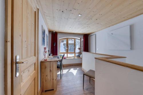 un bureau avec un plafond en bois et une porte dans l'établissement L'Aigle du Laisinant duplex de 90m2 à Val d'Isere, à Le Fornet