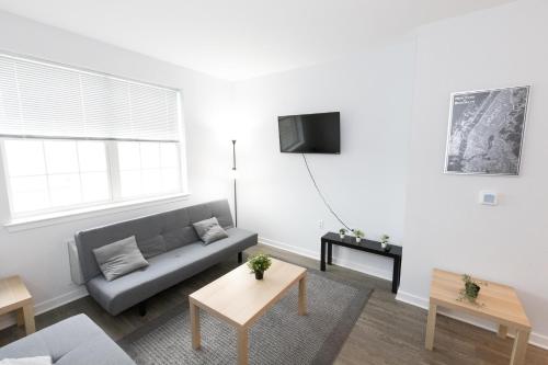 salon z kanapą i telewizorem w obiekcie Quaint Two-Bedroom Abode mins to NYC w mieście Jersey City