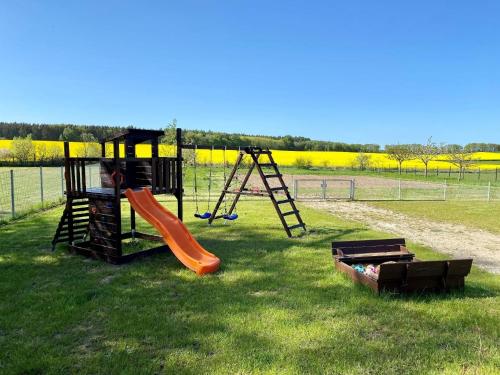 Kawasan permainan kanak-kanak di Ferienhaus in Neuhof mit Garten, Grill und Terrasse