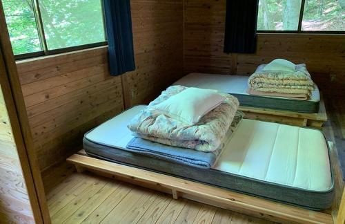 two bunk beds in a cabin with windows at Yato Furusato Forest - Vacation STAY 21069v 