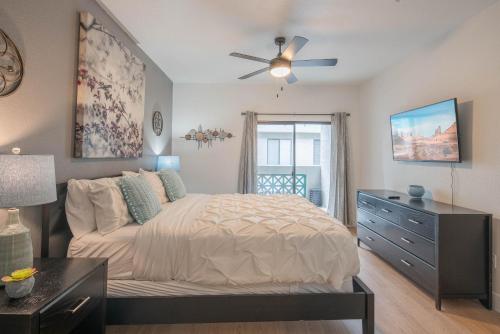 a bedroom with a bed and a ceiling fan at Exclusive-Walk to Golf, Shopping & Dining-King Bed N268 in Scottsdale