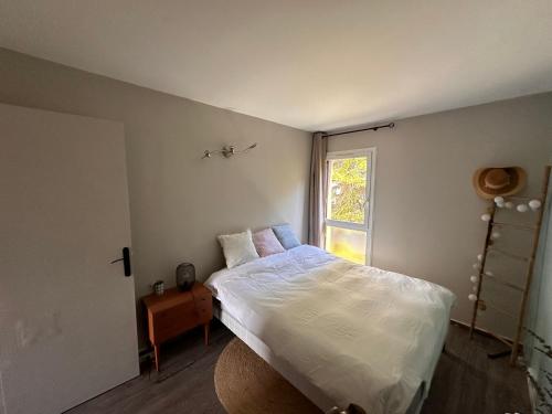 une petite chambre avec un lit et une fenêtre dans l'établissement L'Hay-les-Roses proche RER Paris, à LʼHay-les-Roses