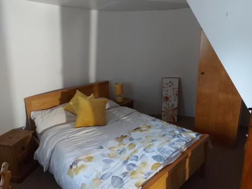 1 dormitorio con 1 cama con cabecero de madera en The oast @ faversham, en Kent