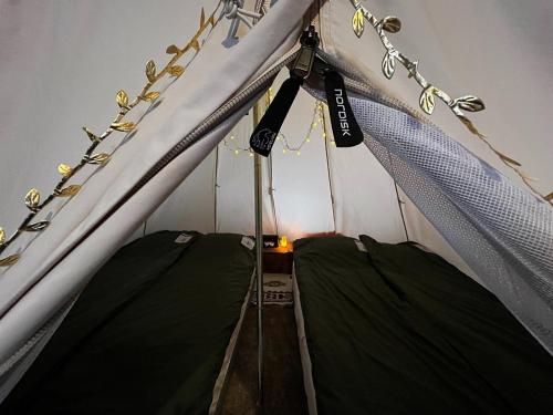 una habitación con dosel en una tienda de campaña en ALL SEASON CAMP - Vacation STAY 21071v, en Biei