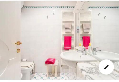 un bagno bianco con lavandino e WC di Cozy apartment in Palazzo Magnalbo' a Macerata