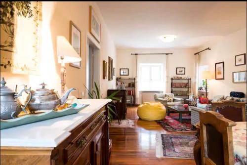 un soggiorno con cucina completa di piano di lavoro di Cozy apartment in Palazzo Magnalbo' a Macerata
