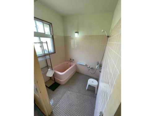 een badkamer met een roze bad en een toilet bij KIYO BEACH HOUSE - Vacation STAY 16363 