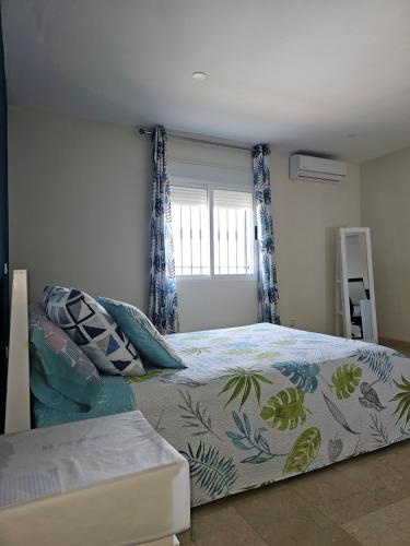 una camera da letto con un letto e una finestra di Villa los Cantos a Toledo