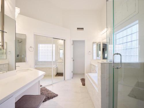 een witte badkamer met een douche en een wastafel bij Arabian Nights - Private Pool - Mins to Kierland in Phoenix