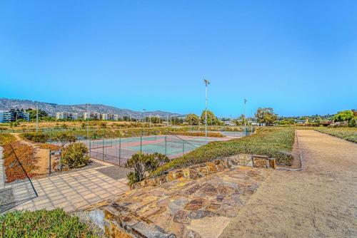 a tennis court in a park with a tennis court at Refugio Azul 3D con Vistas in Puchuncaví