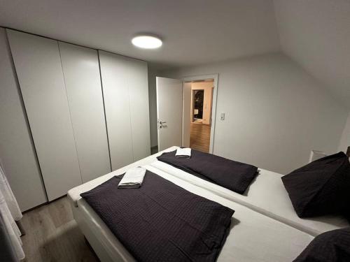 1 Schlafzimmer mit 2 Betten in Schwarz und Weiß in der Unterkunft Labis Room 2“ in Salzburg