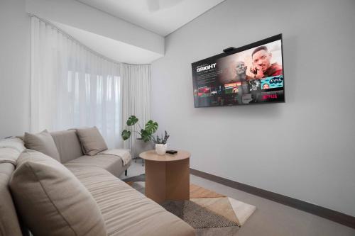 カリにあるHygge Luxury Apartmentsのリビングルーム(ソファ、壁掛けテレビ付)