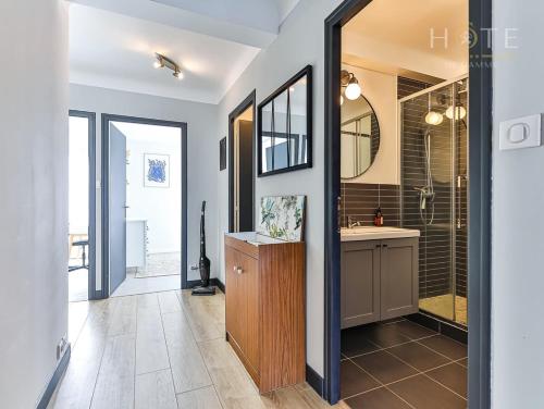 La salle de bains est pourvue d'un lavabo et d'un miroir. dans l'établissement Appartement cocooning proche centre ville et gare, à Les Sables-dʼOlonne