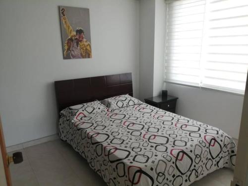 1 dormitorio con 1 cama y una foto en la pared en Casa 4, en Medellín