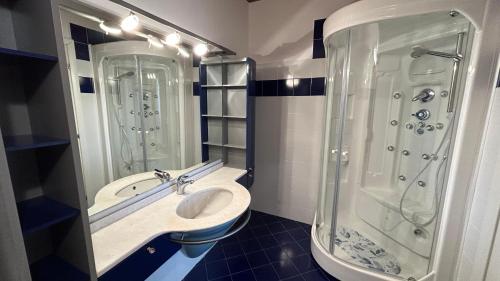 W łazience znajduje się umywalka i prysznic. w obiekcie Balconi san Giorgio w mieście Varenna