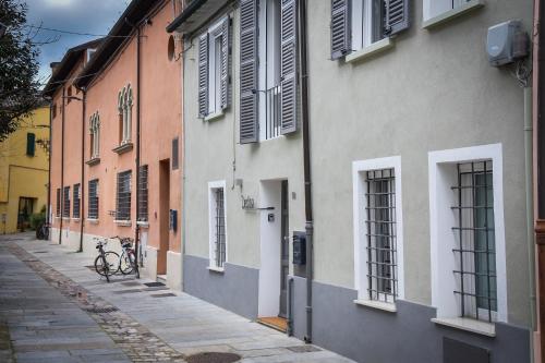 Una bicicleta estacionada al lado de un edificio en una calle en DieciVasi, en Rávena