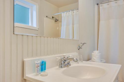 a white bathroom with a sink and a mirror at Calistoga Wine Way Inn in Calistoga