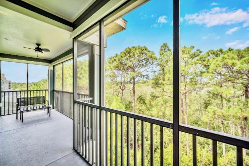 Elle comprend un balcon offrant une vue sur les bois. dans l'établissement Near Disney - 3BR Condo - Games Pool & Sauna, à Orlando