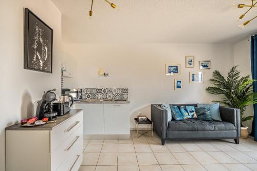 un salon avec un canapé et une cuisine dans l'établissement Appartement 