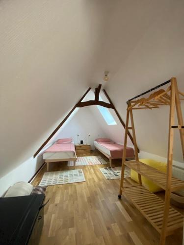 Zimmer mit 2 Etagenbetten im Dachgeschoss in der Unterkunft Maison de vacances hyper centre, plage à pied - Etables sur Mer in Étables