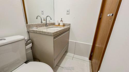 een badkamer met een wastafel en een toilet bij Res. Trend Office Apto 2106 Pav. G in Goiânia
