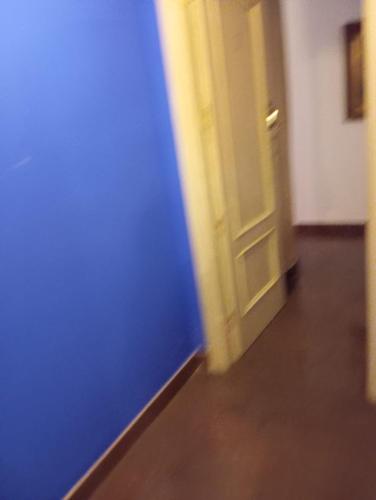 a hallway with a blue and yellow door at Apartamento en Pleno Centro De Marchena 3 dormitorios 3 baños privados in Marchena