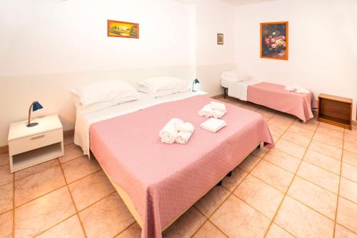 Ένα ή περισσότερα κρεβάτια σε δωμάτιο στο Hotel Fernanda