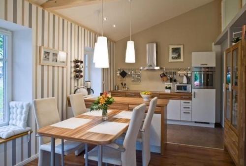 cocina y comedor con mesa de madera y sillas en Appartement in Klein Meckelsen mit Eigener Terrasse - b43026, en Klein Meckelsen