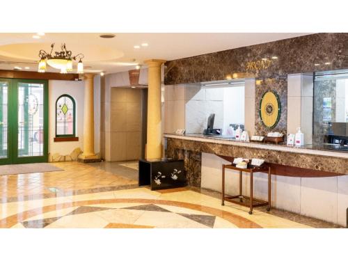 um lobby de um hotel com um balcão e uma cozinha em SHIZUKUISHI RESORT HOTEL - Vacation STAY 29546v em Shizukuishi