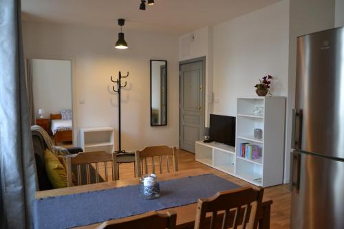 een keuken en een woonkamer met een tafel en stoelen bij Pod Ratuszem Apartment deLUX in Bielsko-Biala