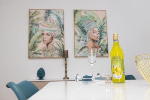 uma garrafa de vinho sentada numa mesa com um copo em Casa Gaia em Terrasini
