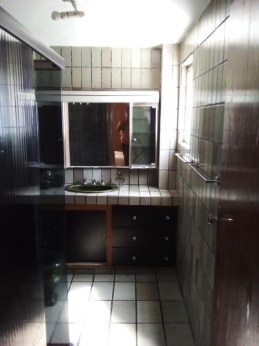 y baño con lavabo y espejo. en Conforto e Localização, en Recife