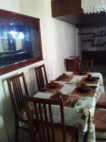 comedor con mesa, sillas y ventana en Conforto e Localização, en Recife