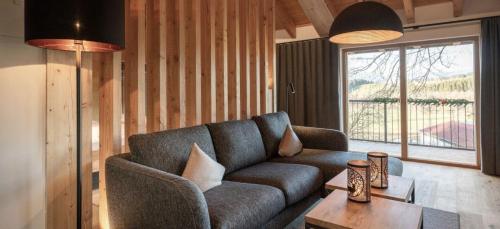 - un salon avec un canapé et une table dans l'établissement Exklusive Ferienwohnung mit eigener Sauna - b53578, à Regen
