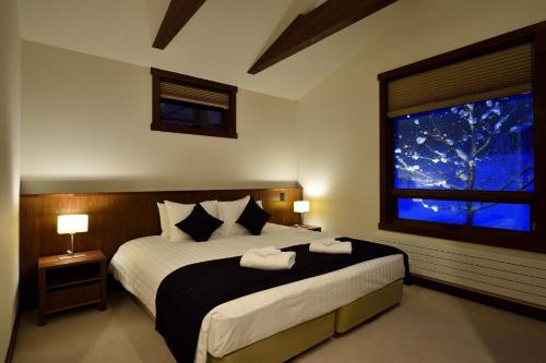 Un dormitorio con una cama grande y una ventana en Kokoro - Vacation STAY 30643v, en Niseko