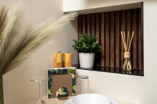 uma prateleira com vasos de plantas numa parede em LP Luxury Citycenter Apartment em Serres