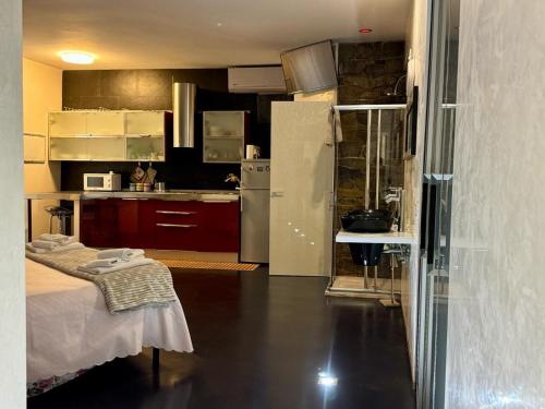 eine Küche mit roten Schränken und einem weißen Kühlschrank in der Unterkunft Azadi Rome Center in Rom