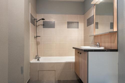 une salle de bain avec une baignoire, un lavabo et une douche dans l'établissement Le Cocon Verdoyant, à Toulouse