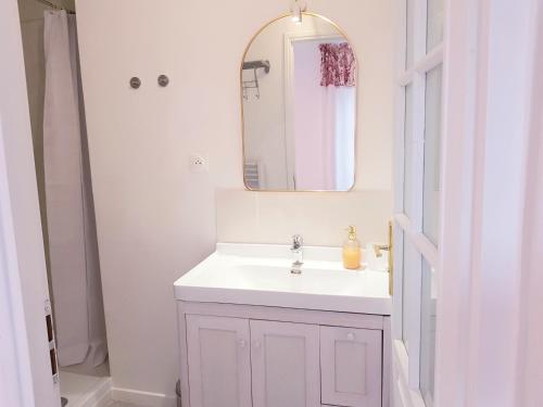 une salle de bain avec un lavabo blanc et un miroir dans l'établissement VILLA-AUDEMER 