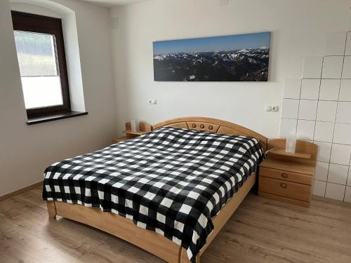 um quarto com uma cama xadrez em preto e branco em Ferienhaus Höflein em Zweiersdorf