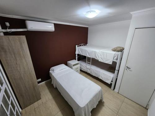 a hospital room with two beds and a mirror at Departamento “Edificio Manuelita” in Resistencia