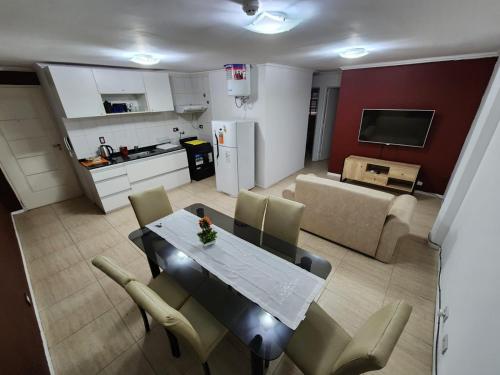 kuchnia i salon ze stołem i krzesłami w obiekcie Departamento “Edificio Manuelita” w mieście Resistencia