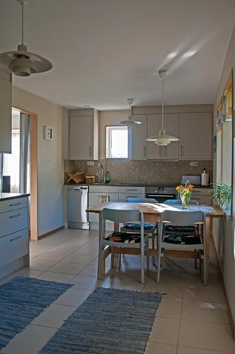 a kitchen with a table and some chairs in a room at Långänge Logi in Tandsbyn