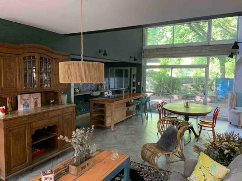 a living room with a table and a dining room at Loft moderno en medio del bosque in Arturo SeguÃ­